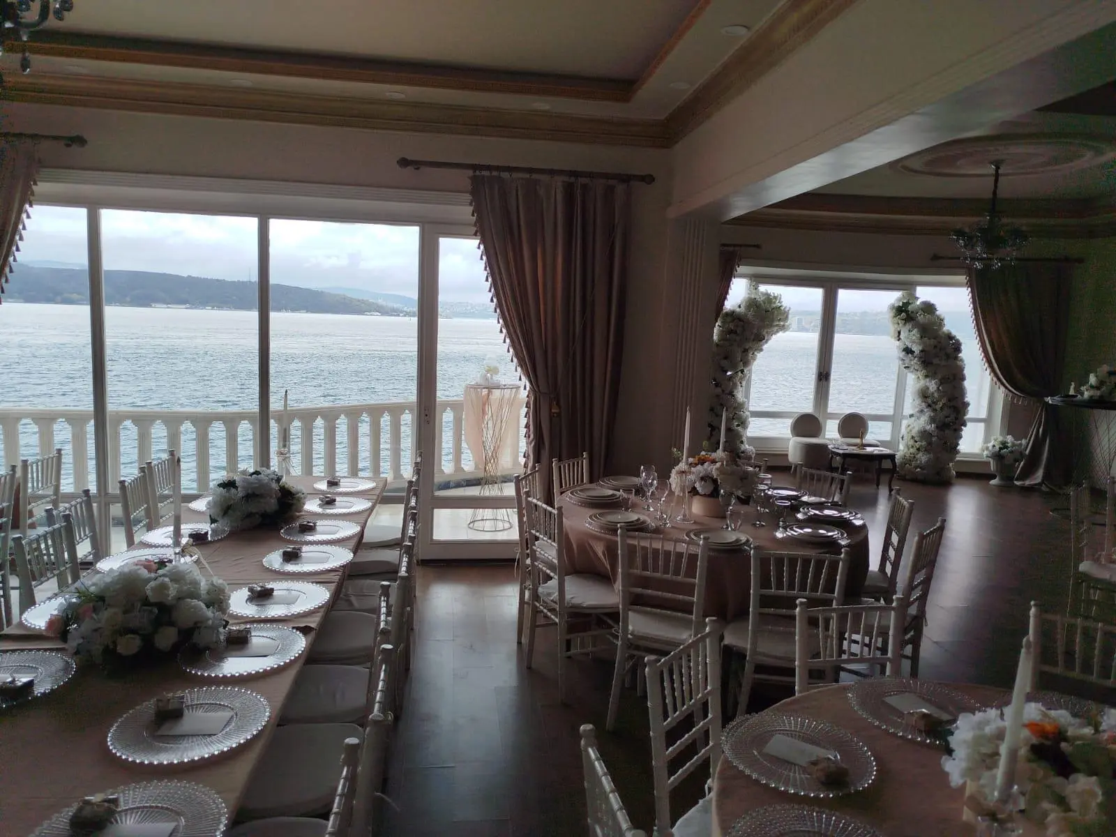 Boğaz Manzaralı Salon